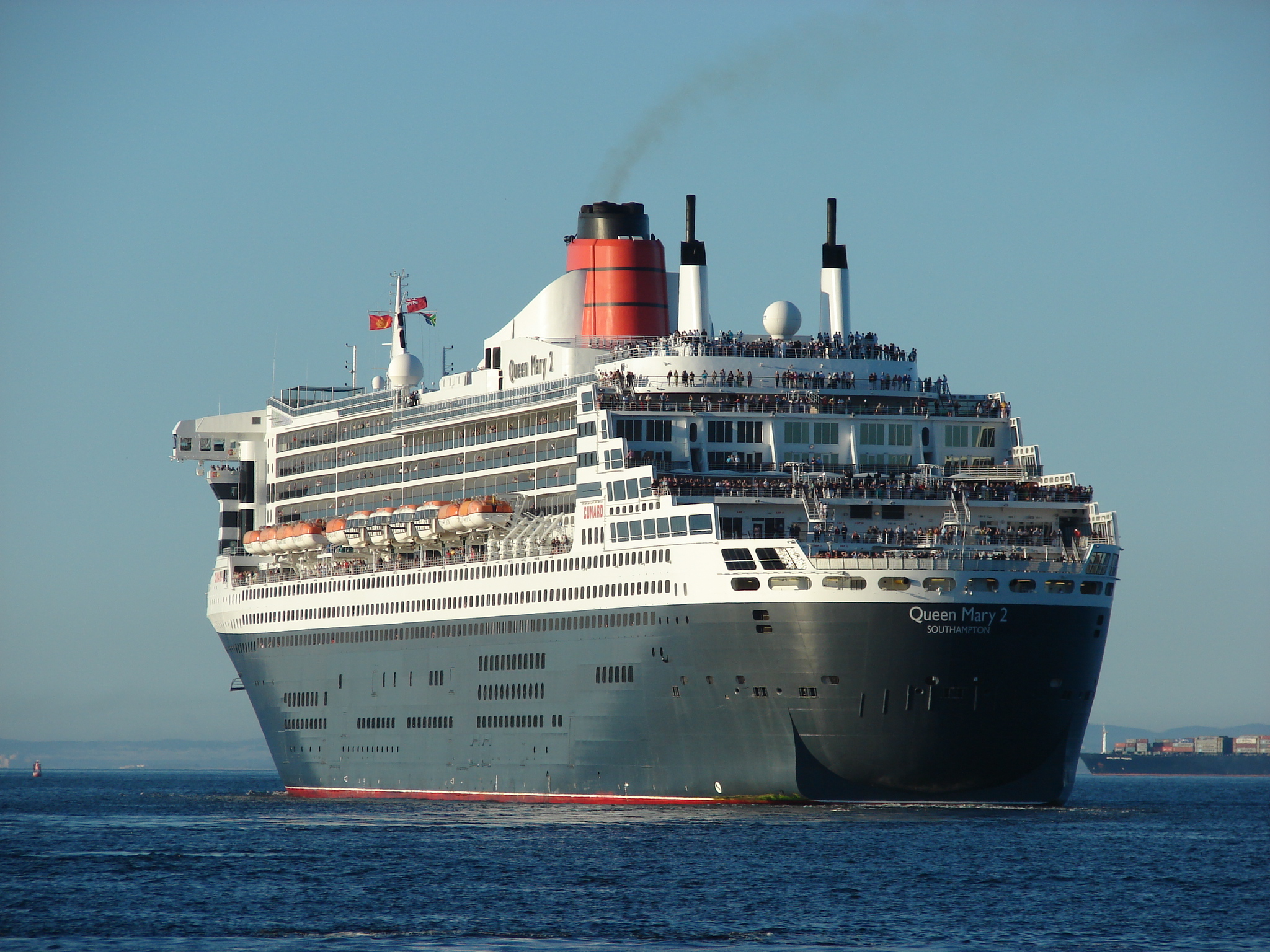 RMS_Queen_Mary_2_lin_Cape_Town_2011_001.jpg